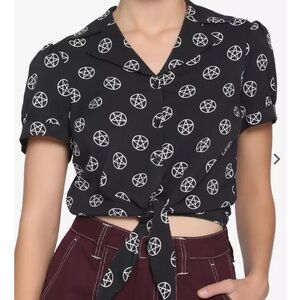 SOLD ON DEPOP🖤Pentacle Button Crop🖤
